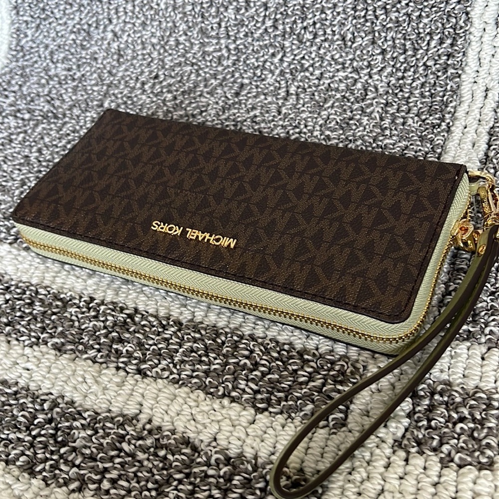 Michael Kors Jet Set Travel Large Travel CONTINENTAL 
Light Sage - Picture 5 of 16